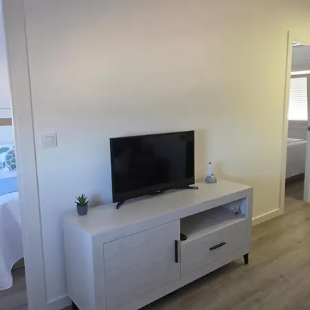 Con Vistas A La Playa En Apartamento *